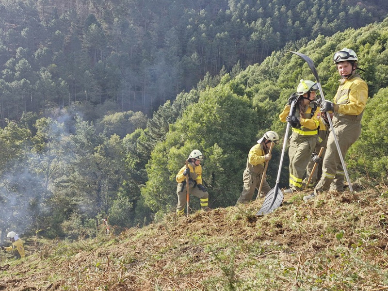 Apoyo terrestre durante las prácticas del medio aéreo, bomberos de Bizkaia