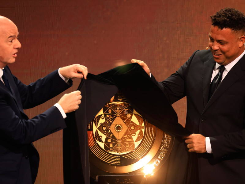 El presidente de la FIFA, Giani Infantino, y Ronaldo Nazario destapan el trofeo del Mundial de Clubes 2025