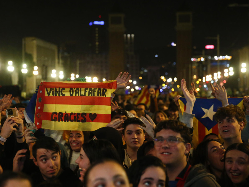 Asistentes al concierto solidario 'Catalunya amb el País Valencià' para recaudar fondos por la DANA