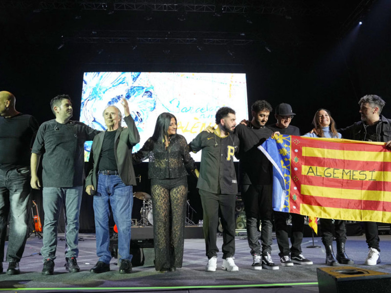 Varios de los artistas posan tras el concierto solidario con el fin de ayudar a los afectados por la DANA