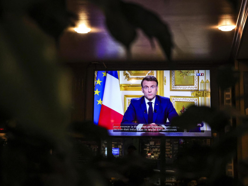 Una pantalla muestra el discurso del presidente francés Emmanuel Macron