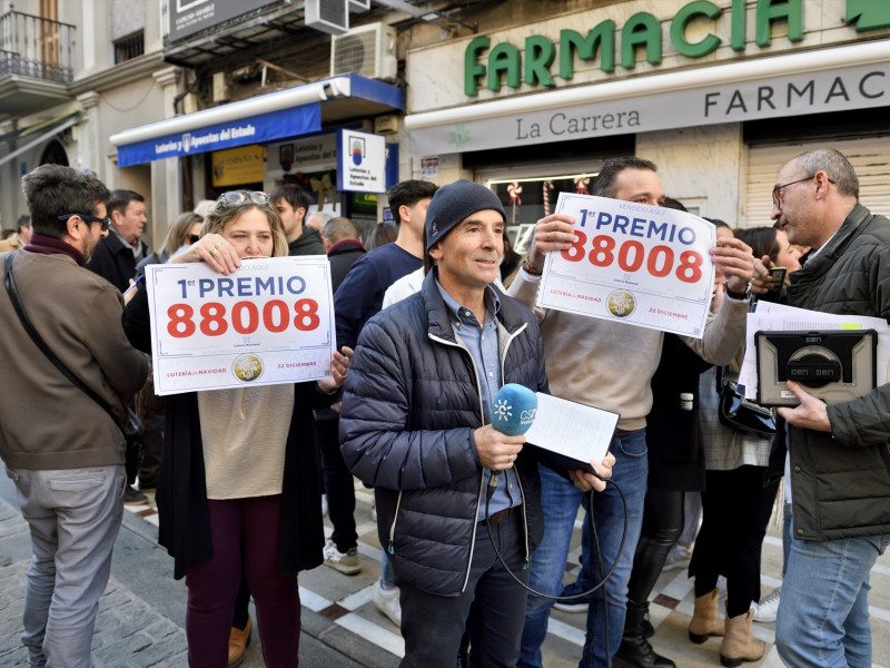 Agraciados de una administración celebran que han vendido parte del número 88008 correspondiente al ‘Primer Premio’ del Sorteo Extraordinario de la Lotería de Navidad, a 22 de diciembre de 2023, en Jaén