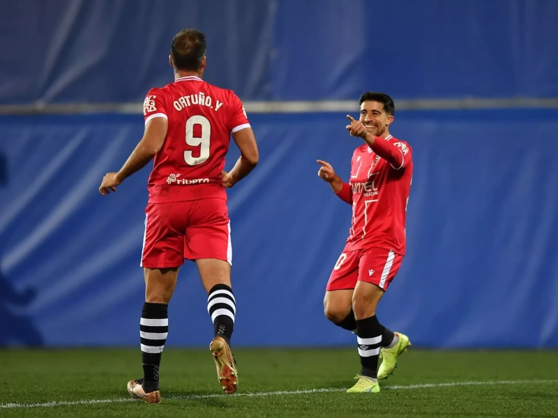 La celebración de Jairo con el goleador Ortuño