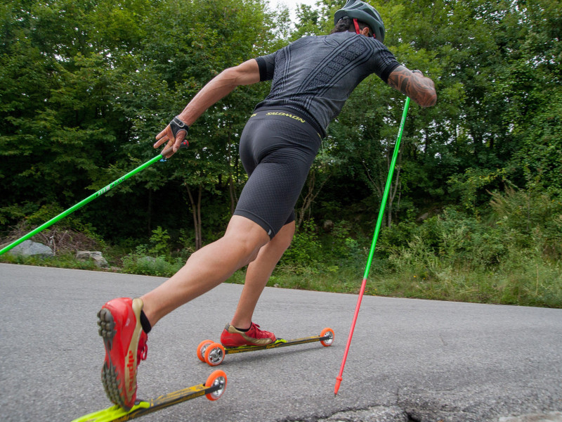 Los esquiadores de fondo entrenan con Skiroll en una carretera cuesta arriba