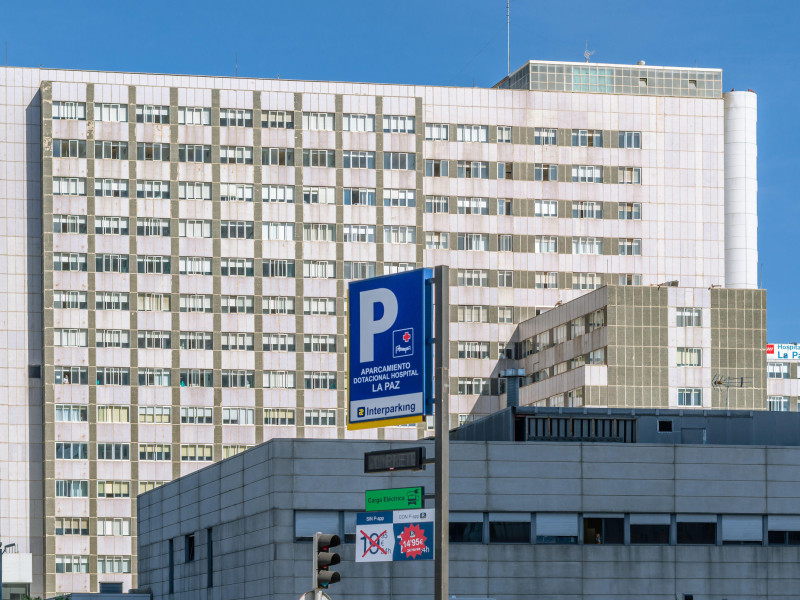 Señal de aparcamiento a la entrada del aparcamiento del Hospital La Paz en Madrid, España