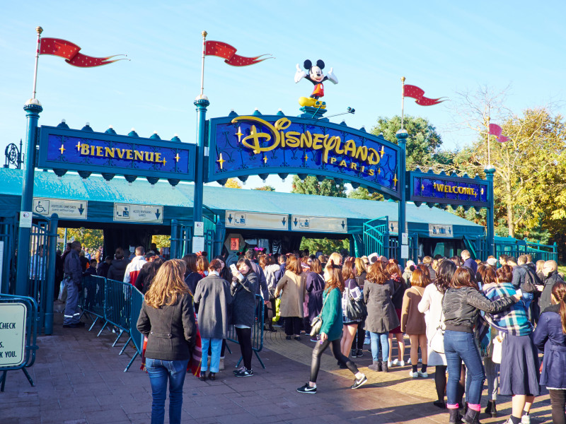 Cola para entrar a Disneyland París Marne-la-Vallée Chessy Francia