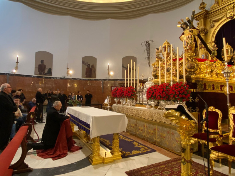 Monseñor Edgar Peña visita la basílica del Gran Poder