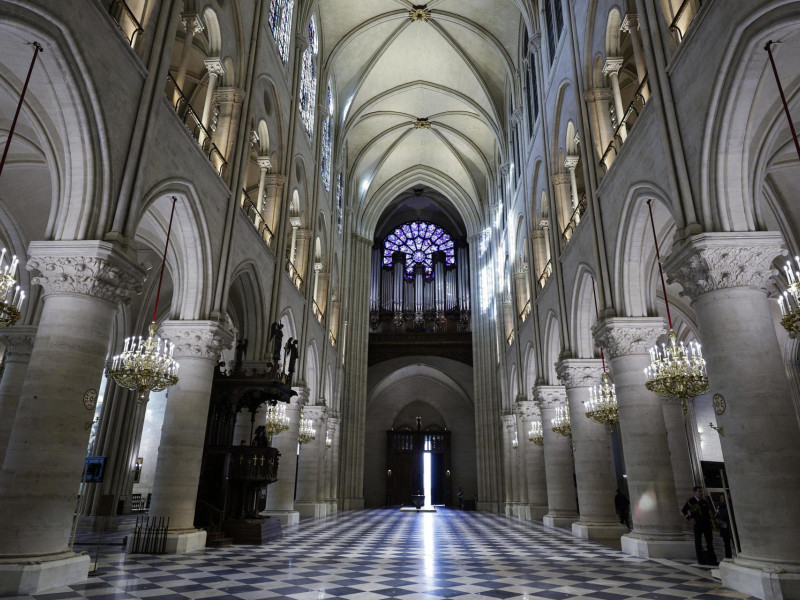 Imagen del interior de la catedral de Notre Dame tras los trabajos de reconstrucción