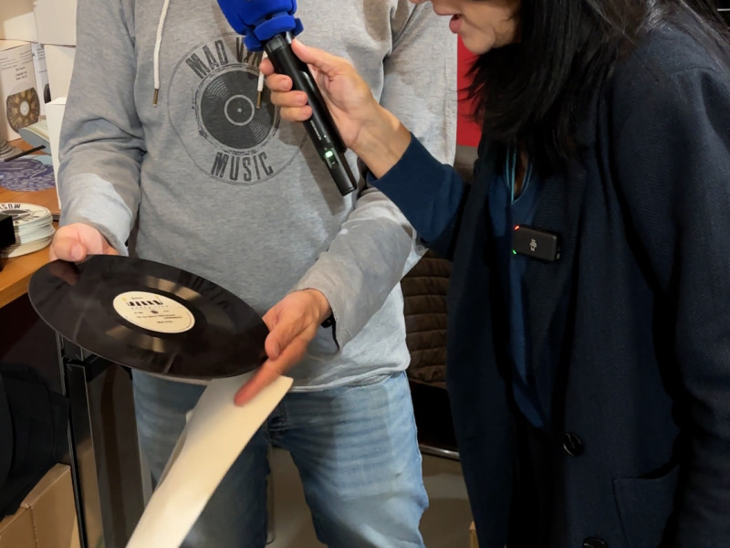 Pilar Cisneros con Eugenio López, CEO de 'Mad Vinyl', fabricando un disco de vinilo