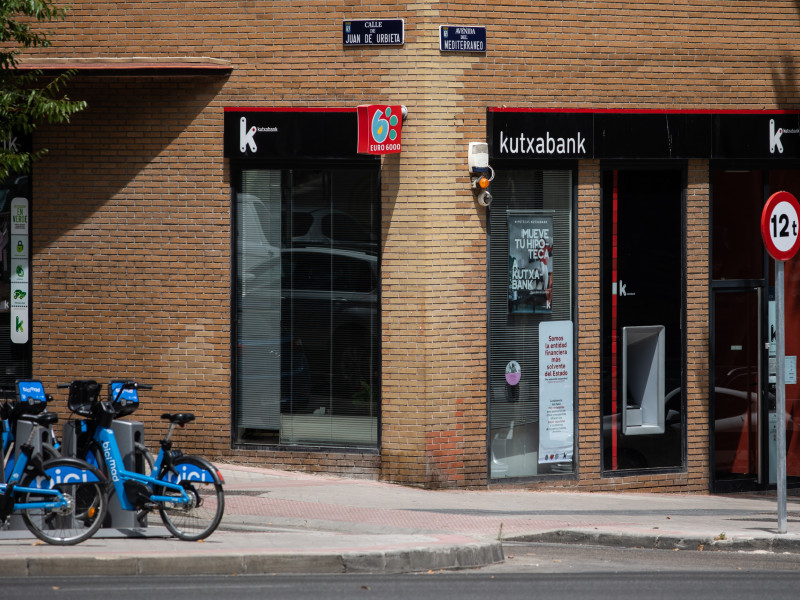 na de las oficinas de Kutxabank, en Madrid (España)