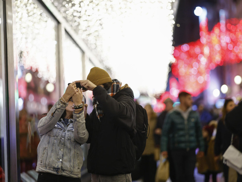 Las luces de Navidad iluminan este jueves la madrileña calle Preciado