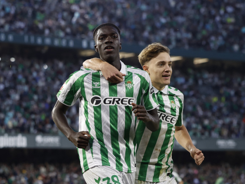 El delantero español del Betis Assane Diao celebra con su compañero Jesús Rodríguez su gol