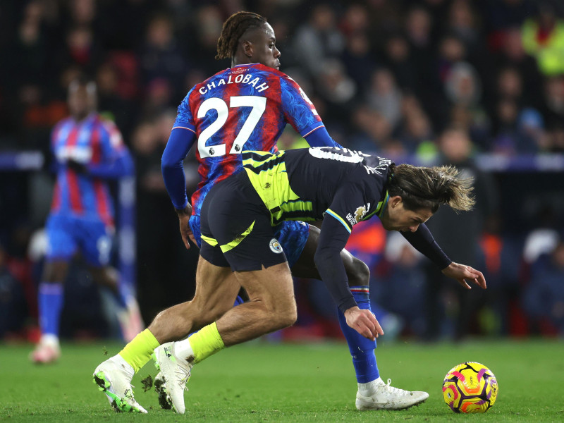 Trevor Chalobah luchando por un balón con Jack Grealish