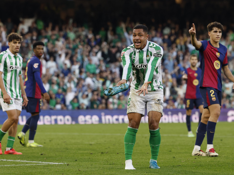 SEVILLA, 07/12/2024.- El delantero brasileño del Betis Vitor Roque durante el partido de la jornada décimo sexta de LaLiga EA Sports que disputan este sábado Real Betis Balompié y FC Barcelona en el Estadio Benito Villamarín de Sevilla. EFE/ Julio Muñoz