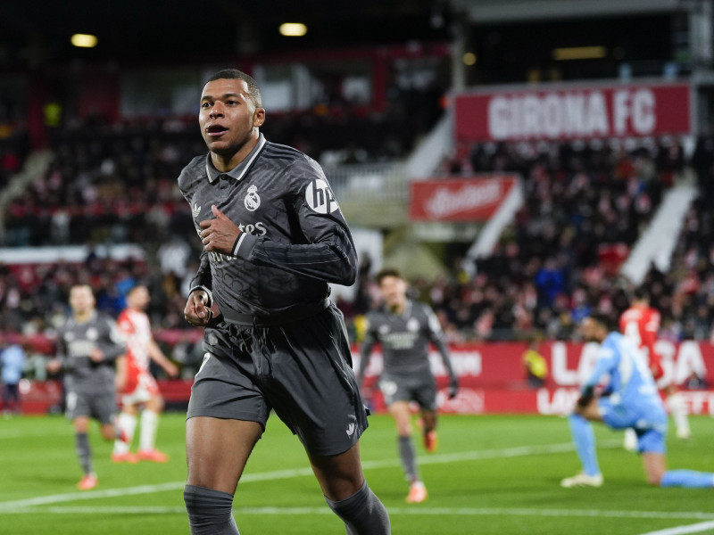 Kylian Mbappé celebra tras marcar el 0-3 en Montilivi