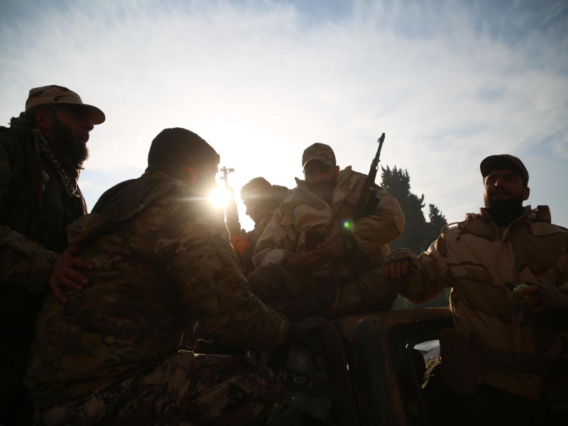 Militares sirios rebeldes celebran la caída del régimen de Al Asad