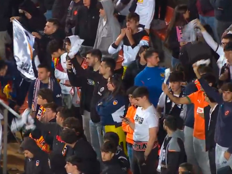 Pañuelos en las gradas de Mestalla tras la derrota ante el Rayo.