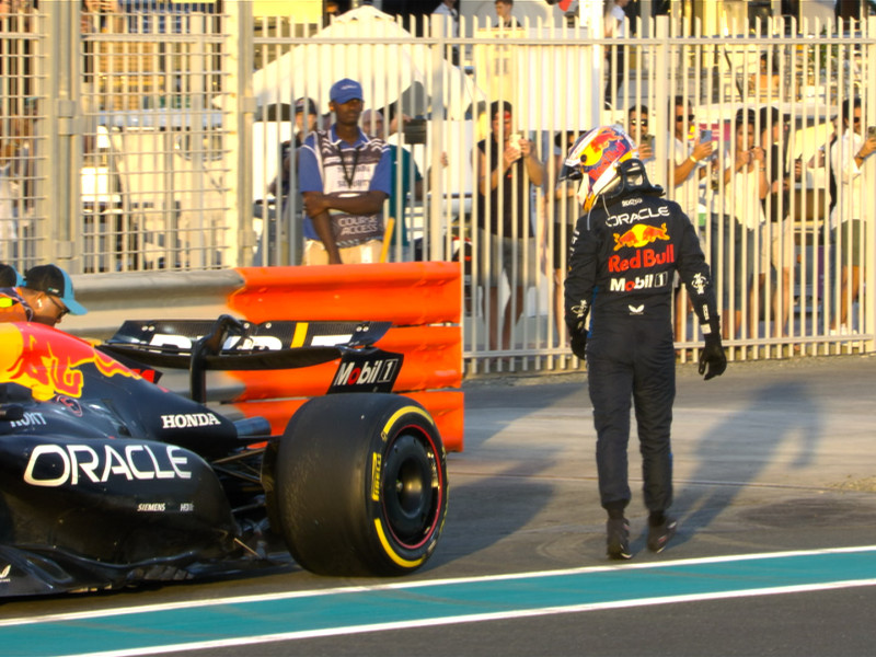 Momento del abandono de Checo Pérez.