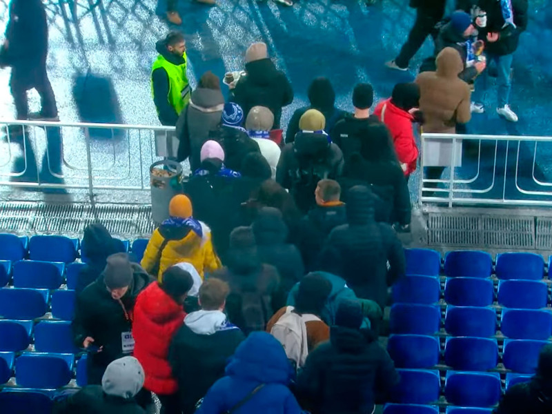 Aficionados del Dinamo de Kiev abandonan el estadio