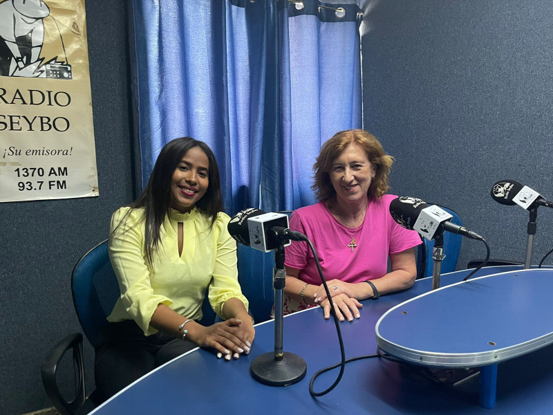 En los estudios de Radio Seybo, Rosety y Yokairy de la Rosa