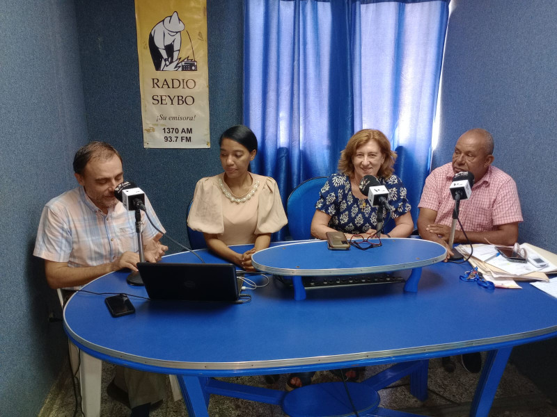 Miguel Ángel Gullón y Rosety mantienen una conversación en el estudio de Radio Seybo junto al alcalde Leo Francis