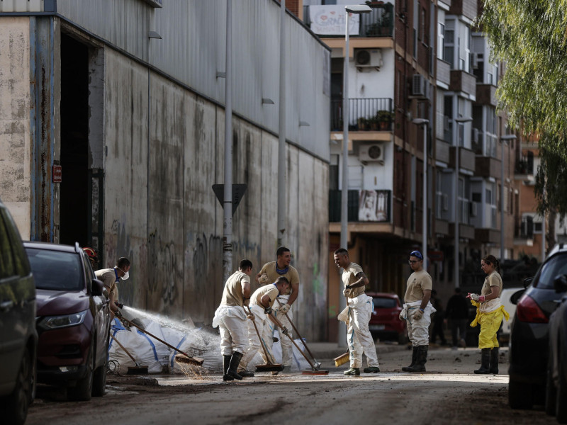 Un grupo de soldados trabaja limpiando el lodo que aún permanece en las calles de Paiporta