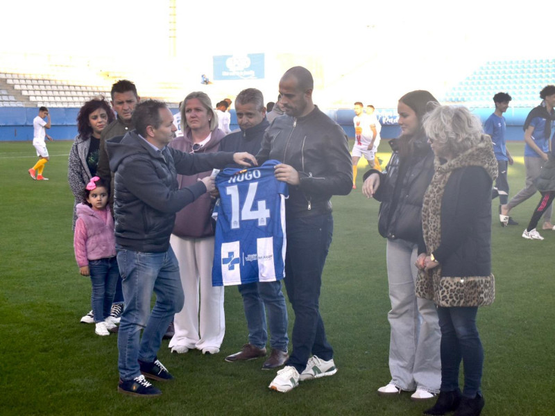 David Navarro, haciendo entrega de la camiseta de Hugo a su familia