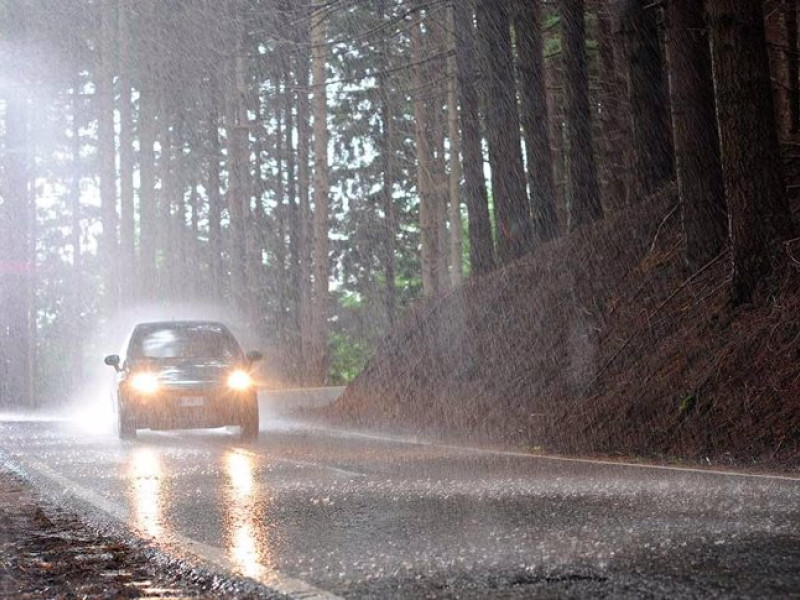 Conducción seguraotoño ya está aquí y comienza la temporada más lluviosa del año. Se empieza a notar que los días se acortan y las horas de luz son cada vez más escasas. Se juntan así en esta época dos de los factores que más afectan a la visibilidad en la conducción: el mal tiempo y la escasez de luz.SOCIEDADTHINKSTOCK