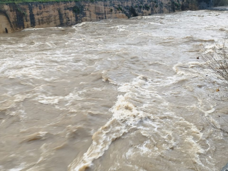 Así baja de crecido el río Deba, en Elgoibar (Gipuzkoa)