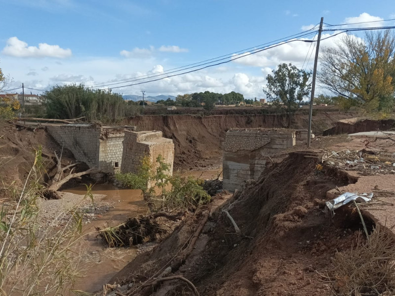 Estado en el que se encontraba el puente que une las dos partes del río Magro (Requena) tras la DANA