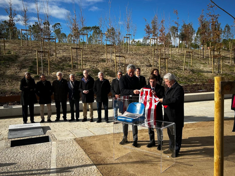 José Luis Martínez Almeida, Enrique Cerezo y Gil Marín introducen en la cápsula del tiempo distintos objetos, entre ellos una camiseta del 50 aniversario del club