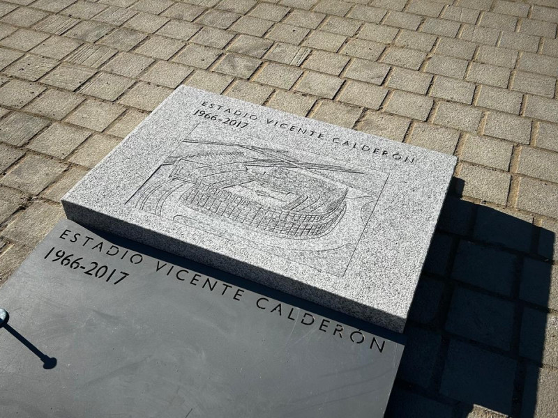 Losa de granito con el estadio Vicente Calderón serigrafiado donde se ha colocado la cápsula del tiempo.