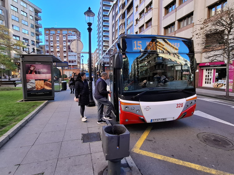 Un viajero de EMTUSA se sube a un autobús urbano de Gijón