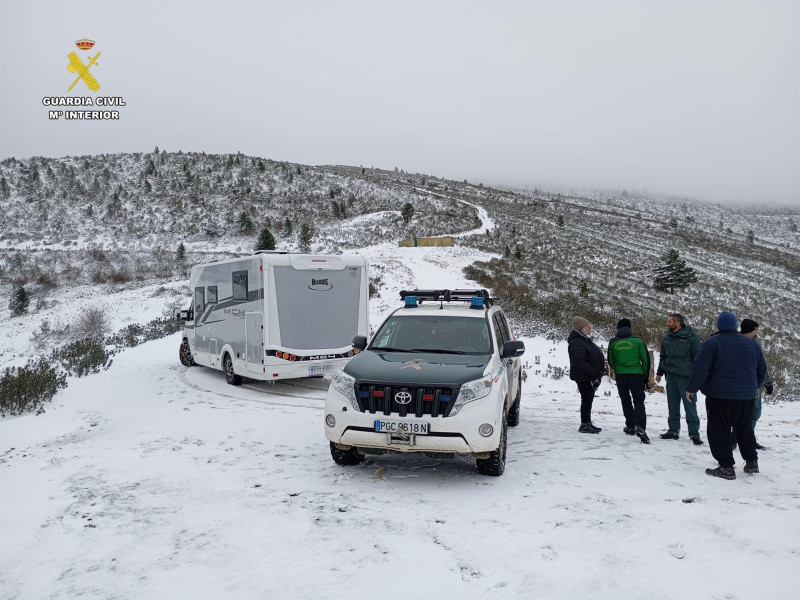 La Guardia Civil auxilia a una autocaravana atrapada en la nieve en La Rioja