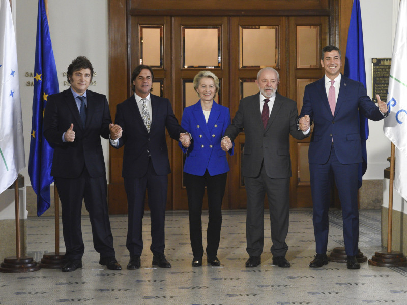 Desde la izquierda, los presidentes de Argentina, Javier Milei; de Uruguay, Luis Lacalle Pou; la presidenta de la Comisión Europea, Ursula von der Leyen; y los presidentes de Brasil, Luiz Inácio Lula da Silva, y de Paraguay, Santiago Peña, posan en la sede del Mercosur este viernes, en Montevideo (Uruguay)