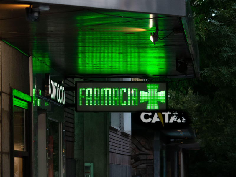 Madrid, España; 19 de septiembre de 2020: Letrero luminoso a la entrada de una farmacia