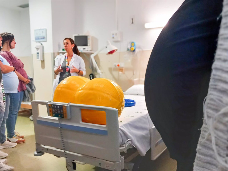 Una matrona en la sala de dilatación durante un taller formativo para gestantes.