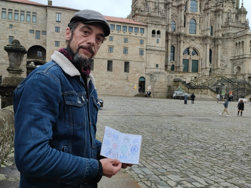 Peregrino frente a la Catedral compostelana