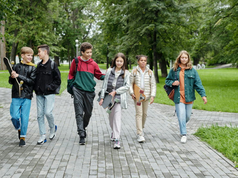 Jóvenes estudiantes paseando por el parque