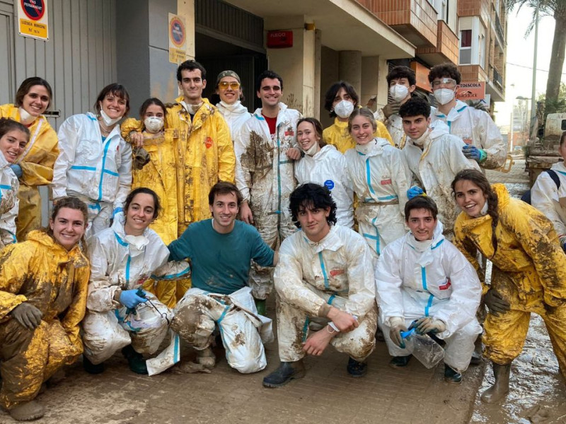 Los alumnos de medicina de la UNAV en Paiporta.