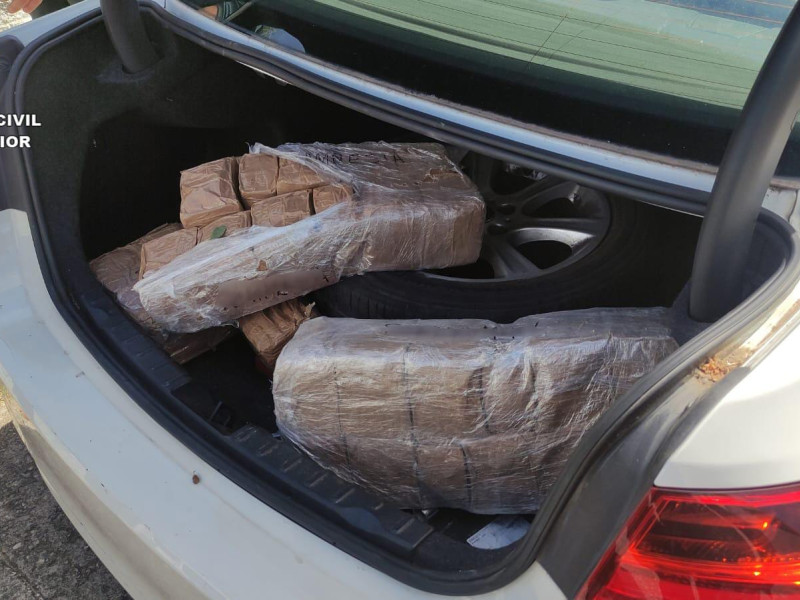 122 kilos de hachís incautados en el maletero de uno de los coches