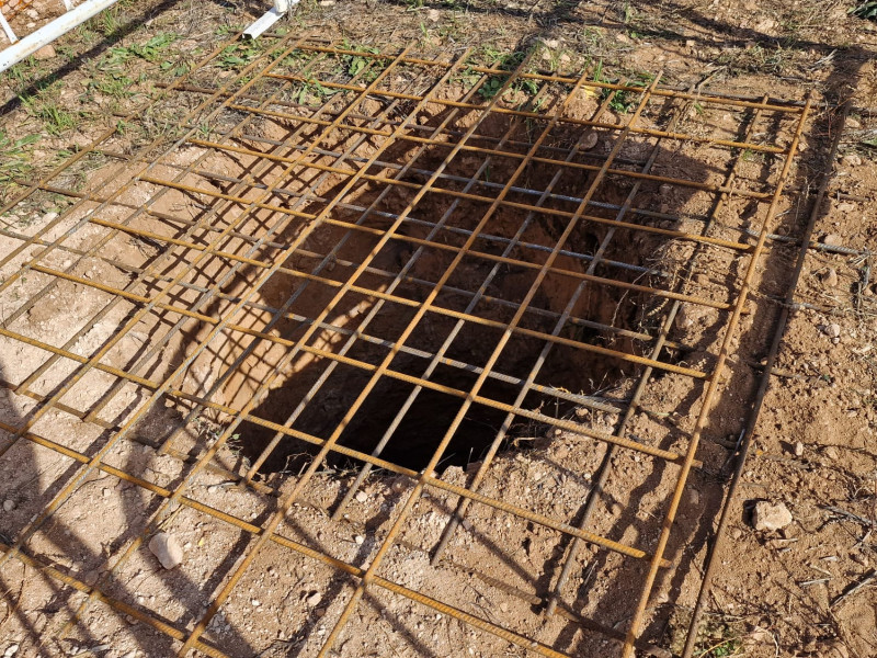 Detalle del socavón para la instalación de la línea de alta en la parcela de Mª Ángeles Rosado