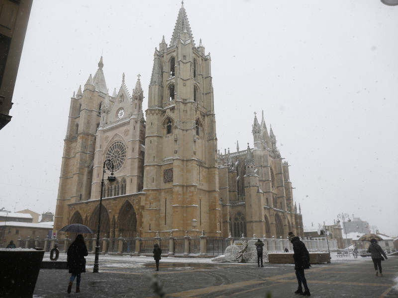 Nieve en la ciudad de León frente a la catedral