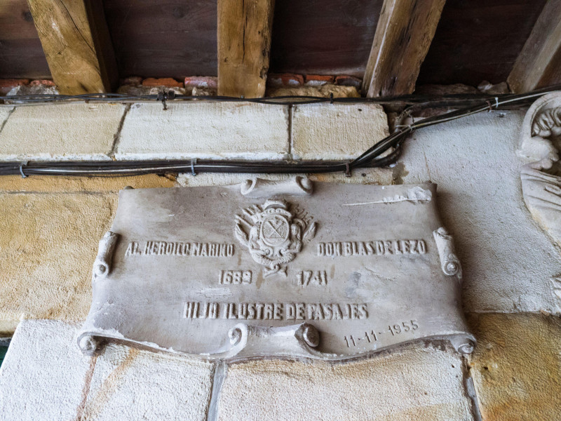 Pasajes de San Pedro, Gipuzkoa, país Vasco, España - 17 de julio de 2019 : Placa colocada en la casa donde se encontraba el almirante español Blas de Lezo (1689-1741)