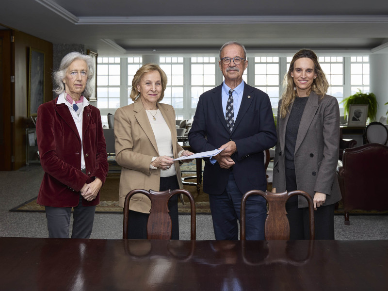 Otra imagen de la firma del convenio entre la Fundación Barrié y la Real Academia Galega de Ciencias