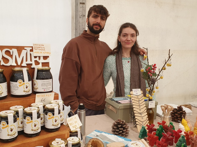 Santiago y Silvia en uno de los Mercados en que venden sus productos