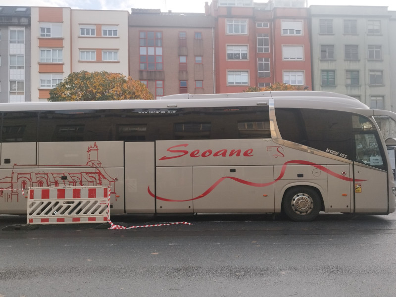 Uno de los buses para trasladar a los pasajeros del tren en A Coruña