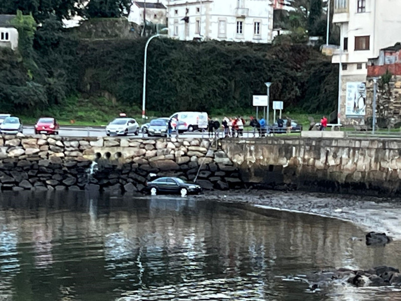 El coche ya asentado y fijado al lado del muro portuario