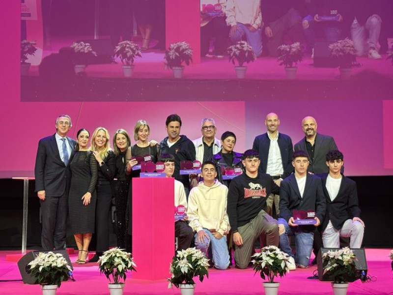 Foto de todos los premiados en la gala, entre ellos el joven de Gernika