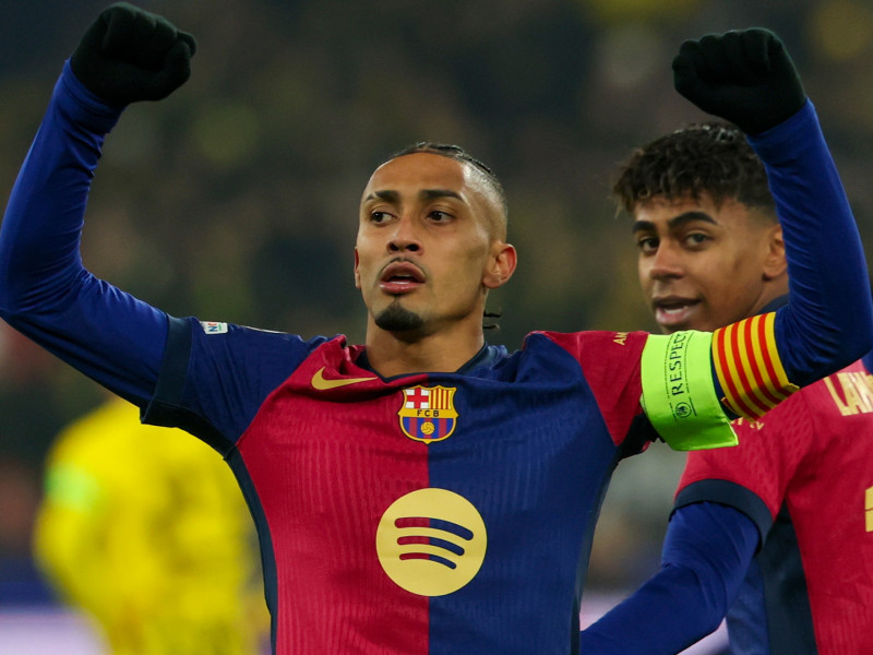 Raphinha celebra el primer gol del partido entre el Dortmund y el Barcelona en la sexta jornada de la Liga de Campeones